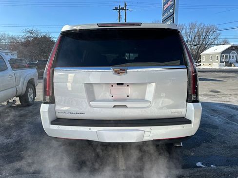 Used 2019 Cadillac Escalade Luxury image 3