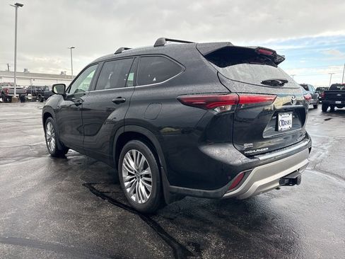 Used 2024 Toyota Highlander Platinum AWD/4WD image 2
