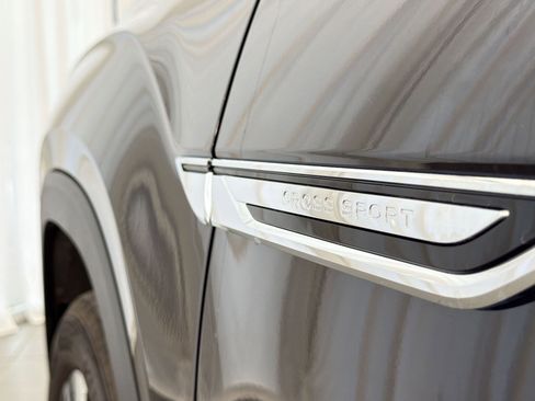 Used 2025 Volkswagen Atlas Cross Sport SE FWD image 36