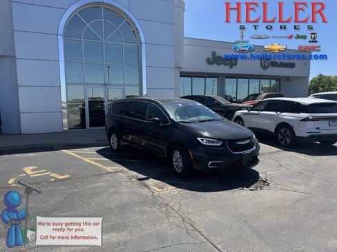 Used 2024 Chrysler Pacifica Touring-L FWD image 1
