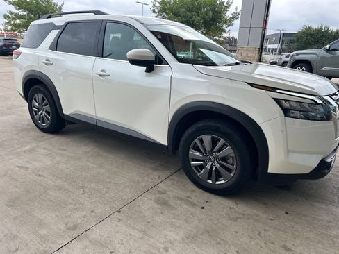 Used 2024 Nissan Pathfinder SV FWD image 4