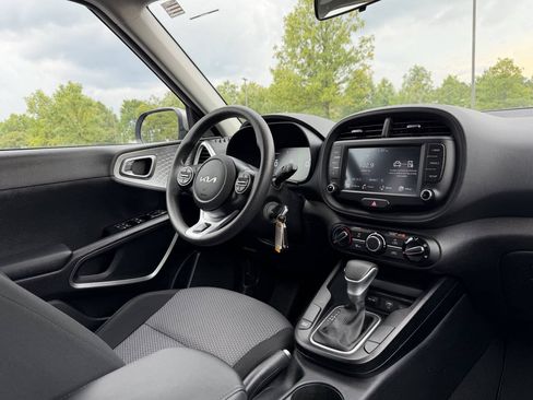 Used 2023 Kia Soul LX w/ LX Technology Package FWD image 19