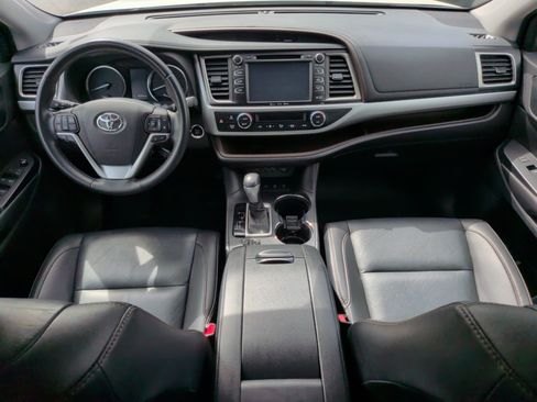Used 2019 Toyota Highlander XLE AWD/4WD image 34