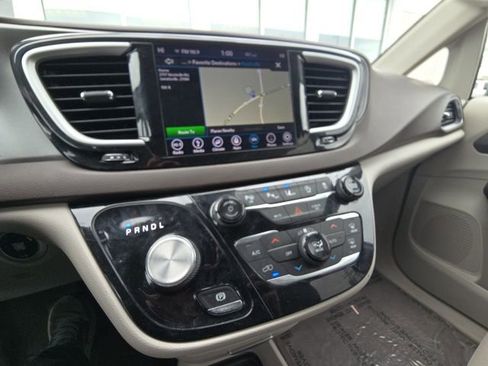 Used 2019 Chrysler Pacifica Touring Plus w/ Advanced Safetytec Group image 6