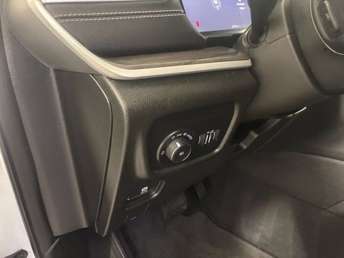 Used 2023 Jeep Grand Cherokee Limited AWD/4WD image 16