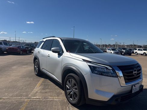 Certified 2024 Nissan Pathfinder SV image 1