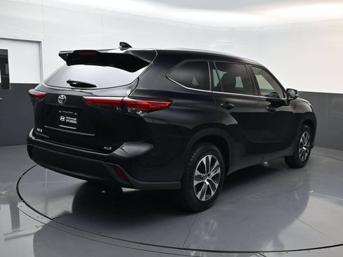 Used 2021 Toyota Highlander XLE FWD image 6