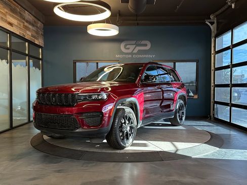 Used 2024 Jeep Grand Cherokee Altitude AWD/4WD image 7