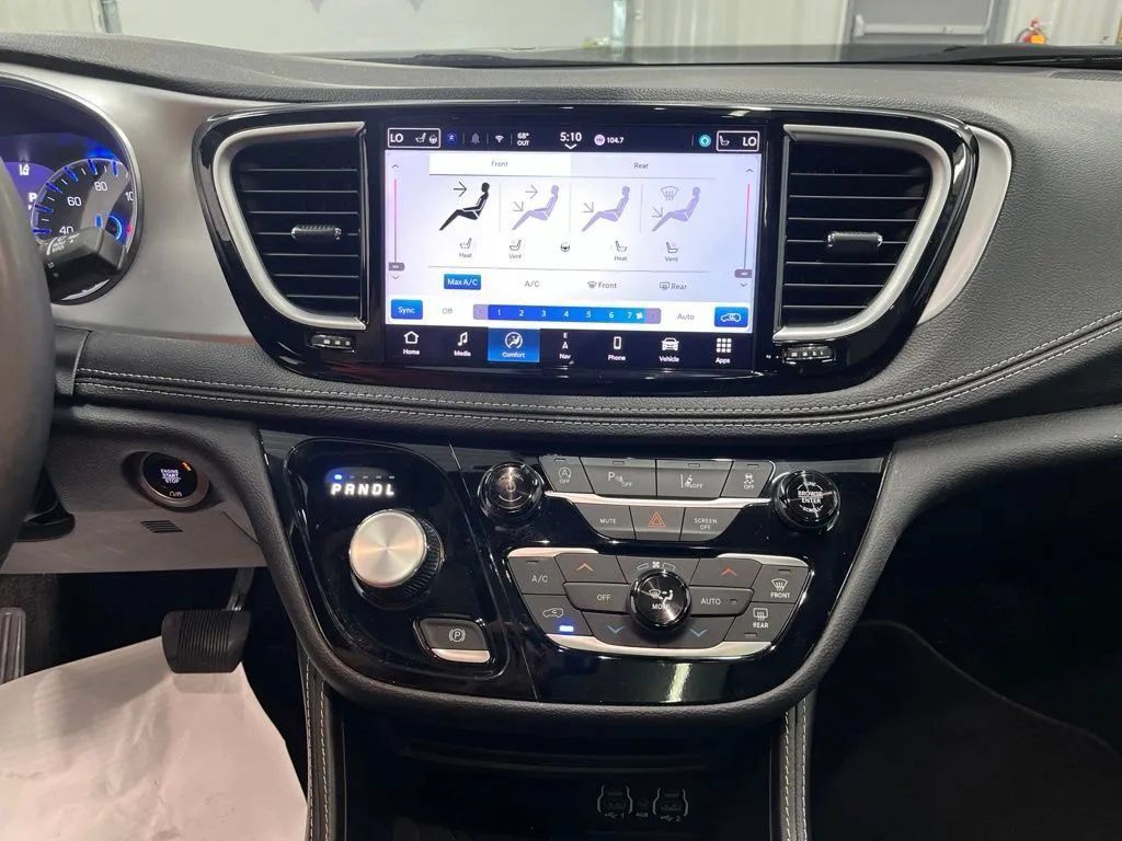 Used 2025 Chrysler Pacifica Limited FWD image 25