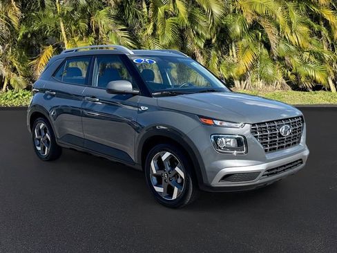 Used 2025 Hyundai Venue SEL FWD image 2