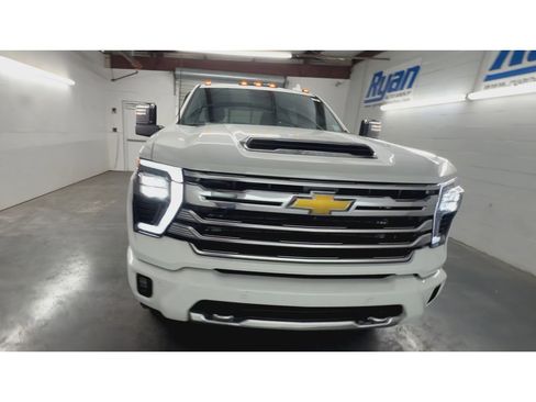 Certified 2024 Chevrolet Silverado 2500 High Country w/ High Country Premium Package AWD/4WD image 3