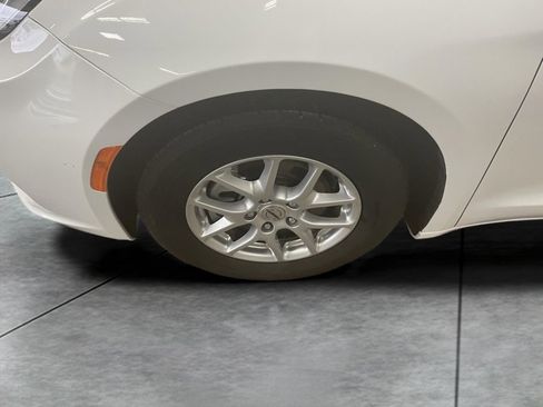 Used 2023 Chrysler Pacifica Touring FWD image 19