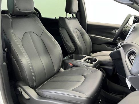 New 2026 Chrysler Pacifica Select image 12