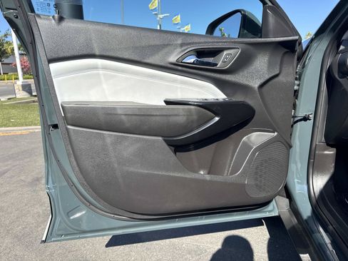 Used 2025 Chevrolet Trax LT FWD image 21