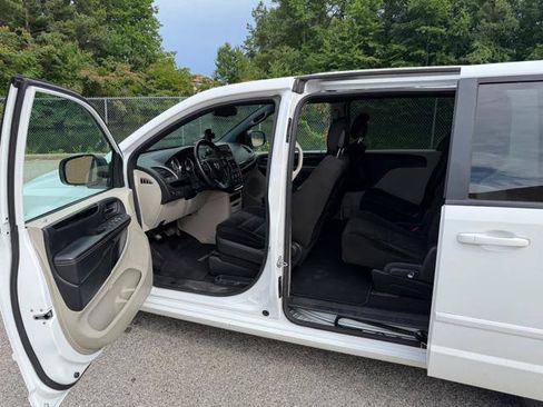 Used 2016 Dodge Grand Caravan SE FWD image 24