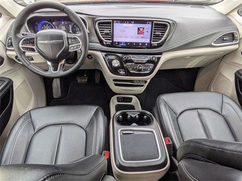 Certified 2024 Chrysler Pacifica Touring-L image 22