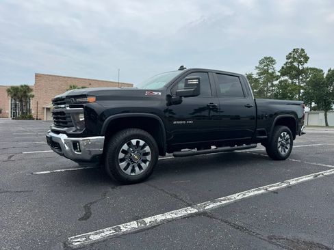 Used 2024 Chevrolet Silverado 2500 LT AWD/4WD image 2