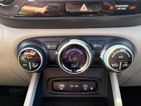 Used 2025 Hyundai Venue Limited FWD image 33