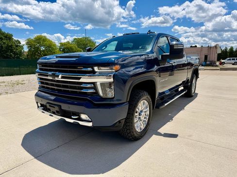 Used 2022 Chevrolet Silverado 2500 High Country w/ Technology Package AWD/4WD image 3