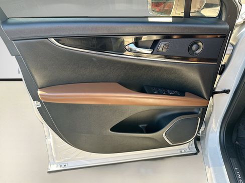 Used 2022 Lincoln Nautilus Reserve w/ Luxury Package image 18