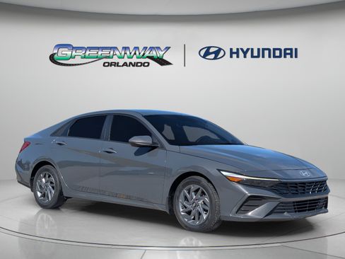 Used 2024 Hyundai Elantra SEL FWD image 2
