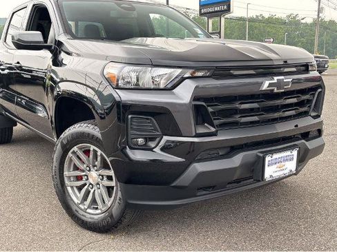 Used 2023 Chevrolet Colorado LT w/ LT Convenience Package II AWD/4WD image 2
