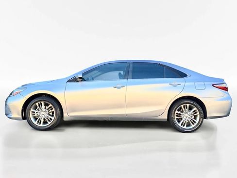 Used 2017 Toyota Camry SE image 2