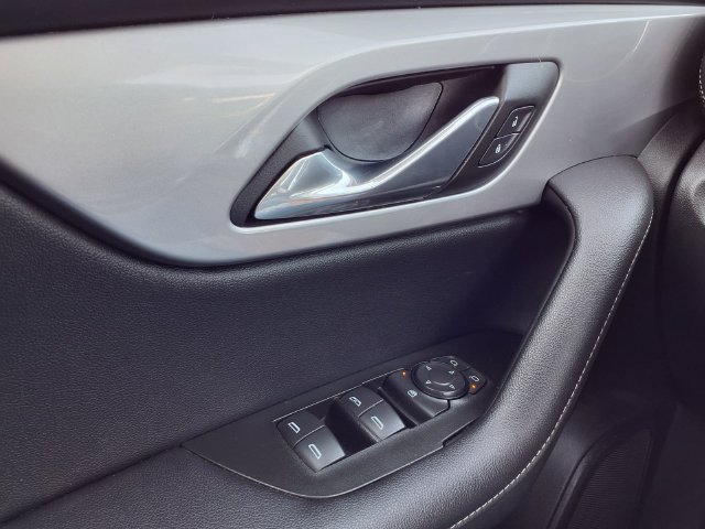 Used 2025 Chevrolet Blazer LT FWD image 18