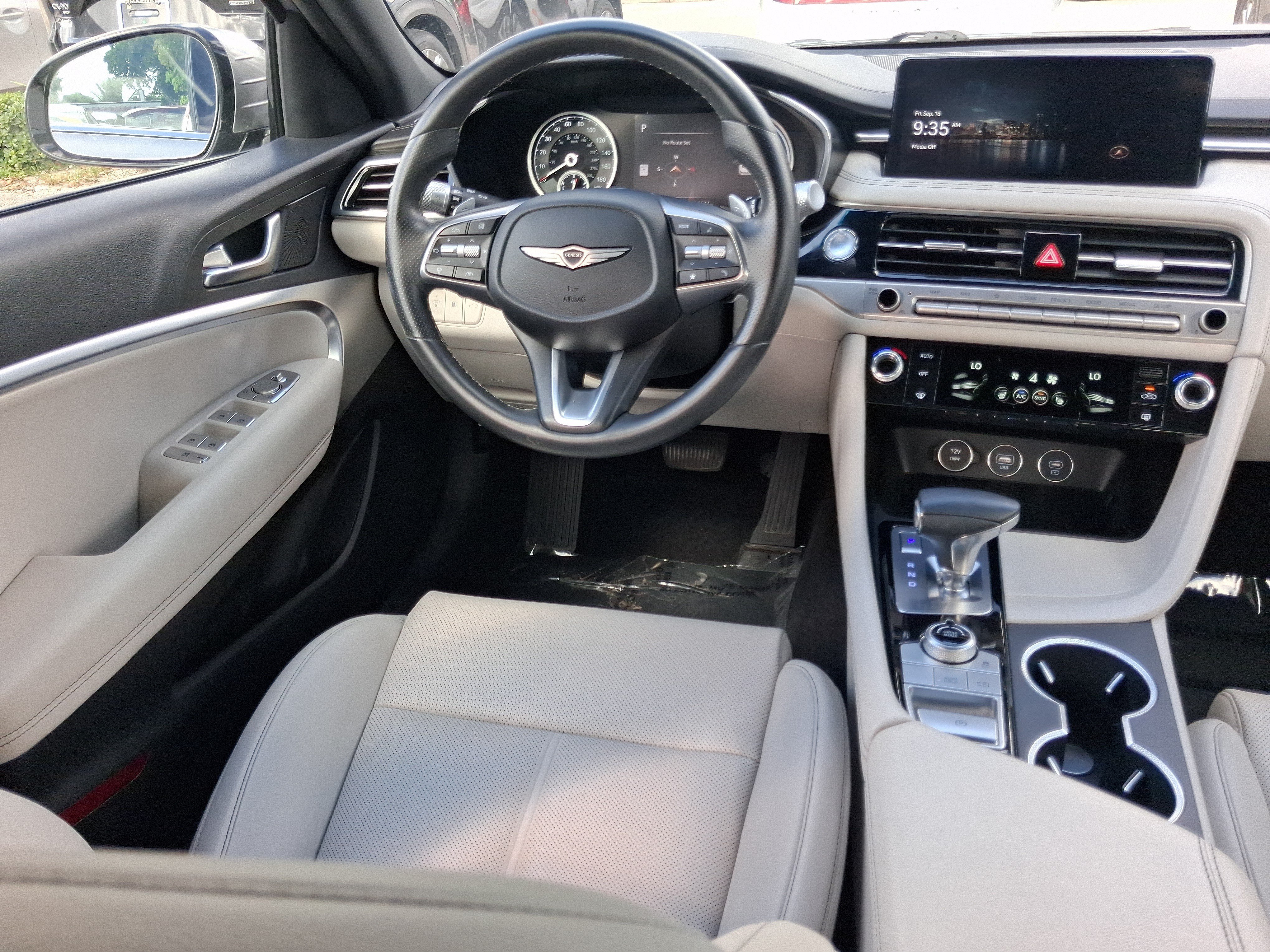 Used 2025 Genesis G70 2.5T RWD image 9