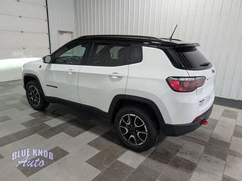 Used 2025 Jeep Compass Trailhawk AWD/4WD image 2