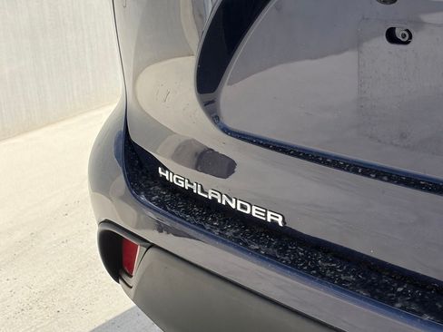 Used 2022 Toyota Highlander LE FWD image 4
