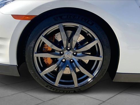 Used 2015 Nissan GT-R Premium image 9