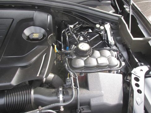 Used 2019 Jaguar F-PACE Premium image 63