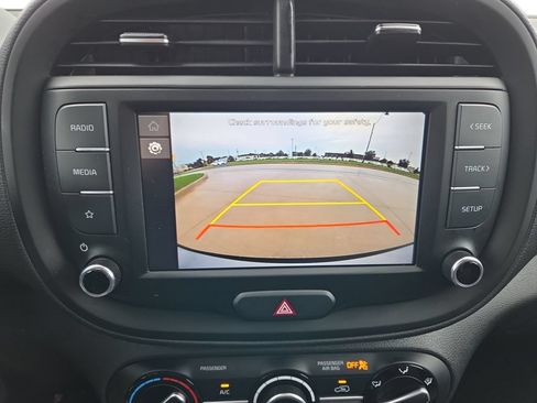 Used 2025 Kia Soul LX w/ LX Technology Package FWD image 16