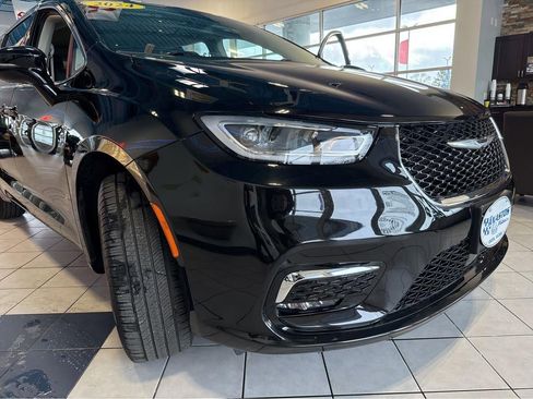 Used 2024 Chrysler Pacifica Touring-L image 5