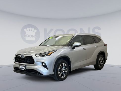 Used 2024 Toyota Highlander XLE AWD/4WD image 4