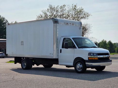 Used 2014 Chevrolet Express 3500 Extended RWD image 2