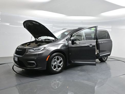 Used 2023 Chrysler Pacifica Limited FWD image 39
