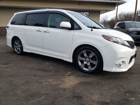 Used 2014 Toyota Sienna SE image 1