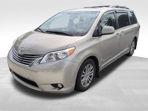Used 2017 Toyota Sienna XLE w/ XLE Navigation Package FWD image 3
