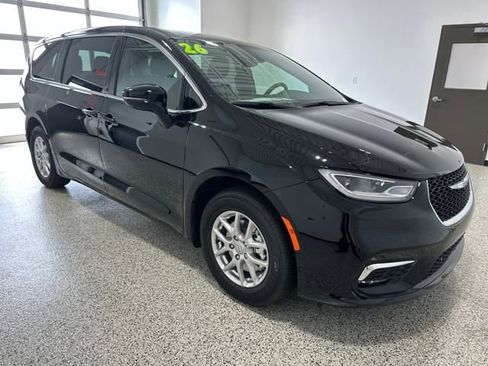 New 2026 Chrysler Pacifica Select image 4