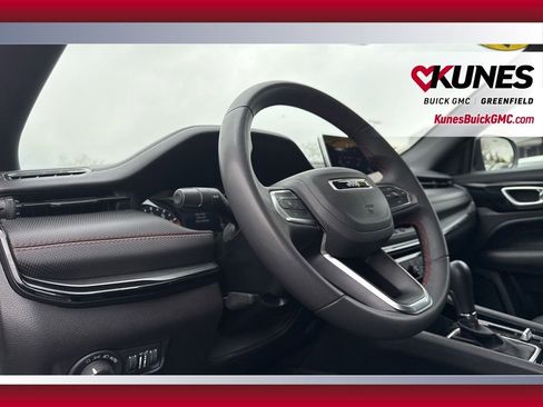 Used 2025 Jeep Compass Trailhawk AWD/4WD image 17
