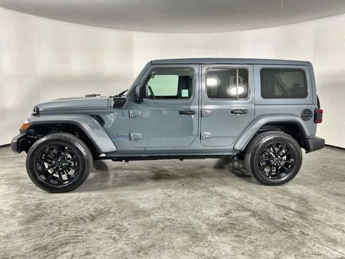 Used 2025 Jeep Wrangler Unlimited Sahara w/ Safety Group AWD/4WD image 5