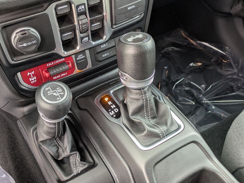 Used 2024 Jeep Wrangler Willys image 16