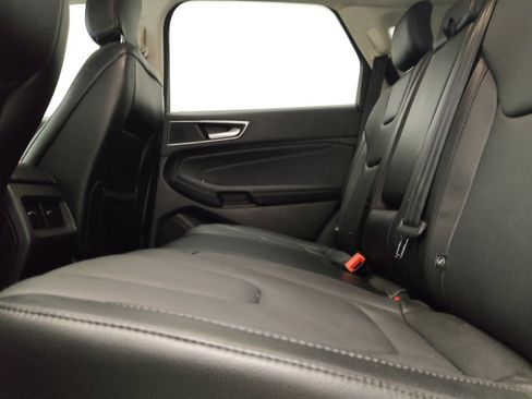 Used 2018 Ford Edge Titanium FWD image 18