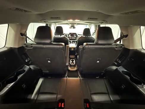 Used 2025 Toyota Highlander Platinum image 29