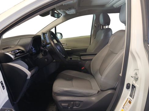 Used 2021 Toyota Sienna Limited image 9