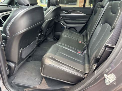 Used 2022 Jeep Grand Cherokee Overland w/ Advanced Protech Group III AWD/4WD image 9