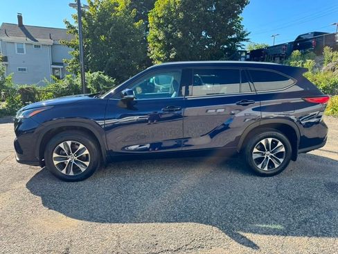 Used 2022 Toyota Highlander XLE AWD/4WD image 3