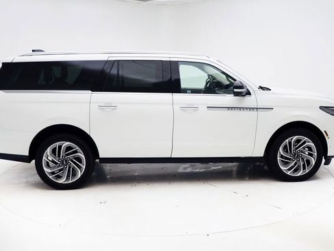 Used 2025 Lincoln Navigator L Reserve image 2